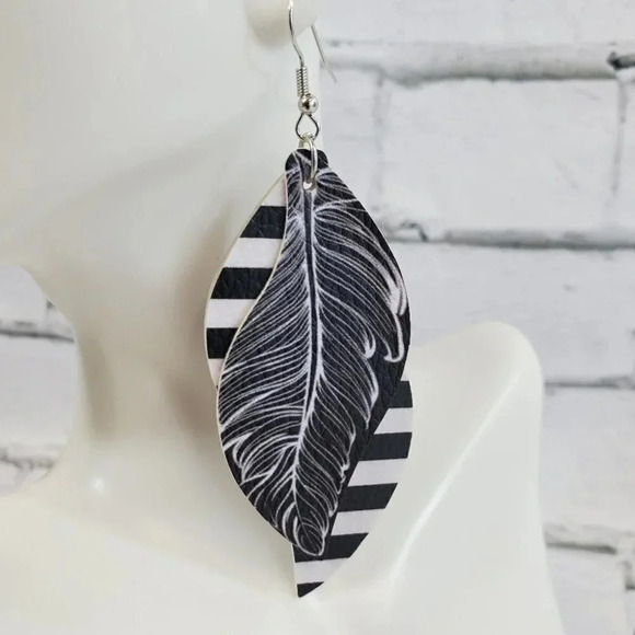 2 Layer Black and White Feather Faux Leather Dangle Chic Lightweight Earring 2g6 - Picture 6 of 6
